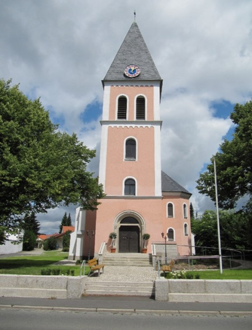 Blick auf den Eingang der evangelischen Kirche in Mitterteich