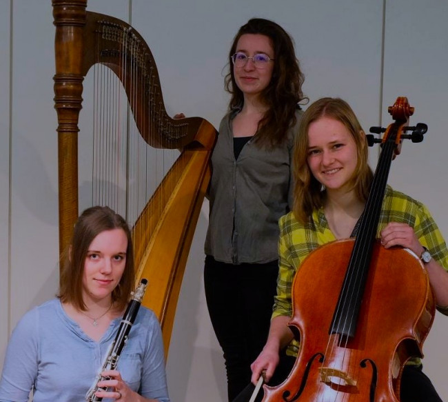 Franka Plößner an den Klarinetten, Annika Regelsberger an der Harfe und Hannah Lichtinger an Cello und Flöten.